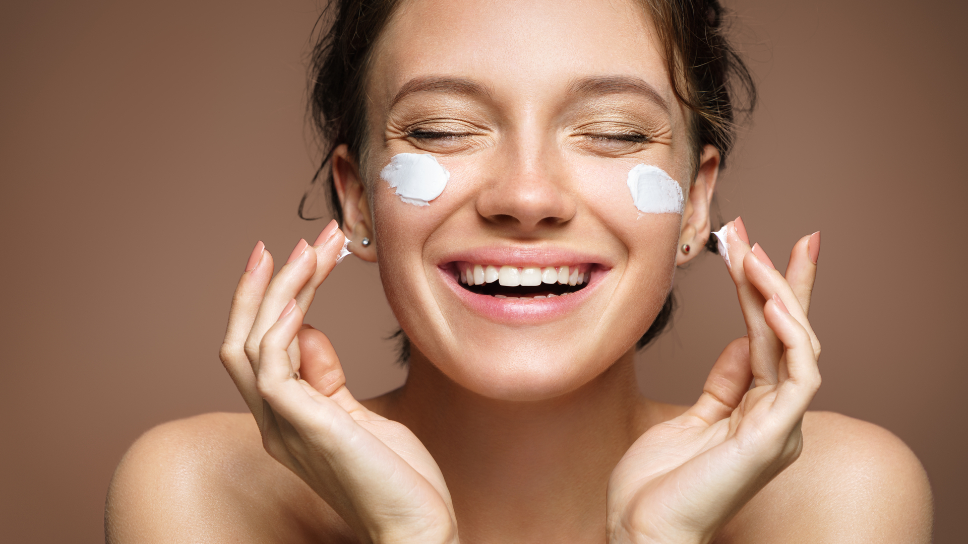 LA BASE TRUCCO: PIÙ SANA E PIÙ AMICA DELLA PELLE GRAZIE ALL’ACIDO IALURONICO.